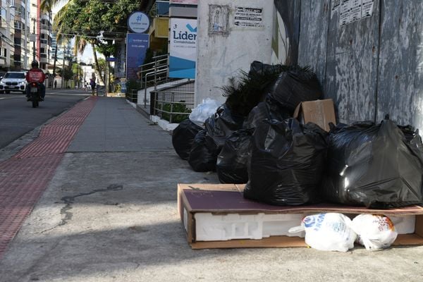 Lixo nas ruas de Jardim Camburi por Fernando Madeira