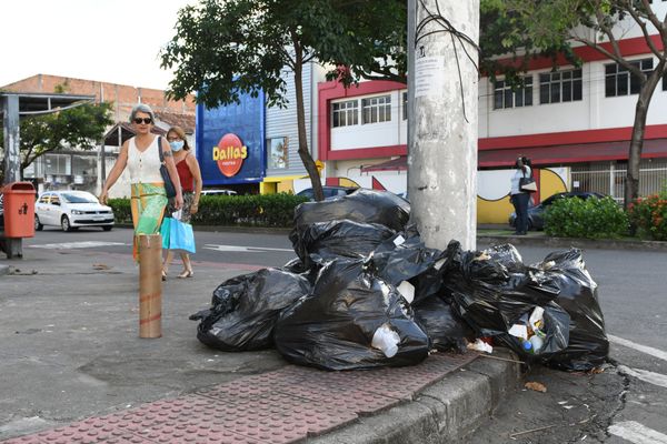 Lixo nas ruas de Jardim Camburi por Fernando Madeira