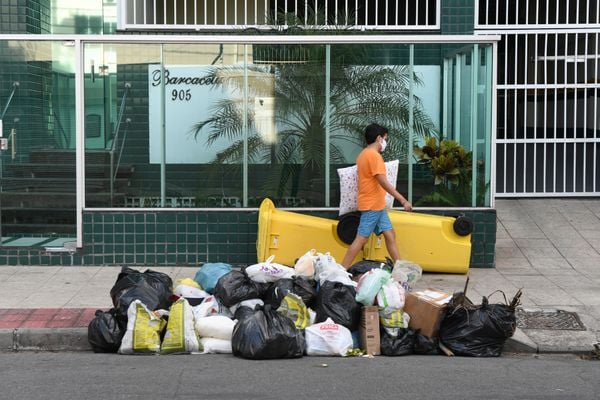 Lixo nas ruas de Jardim Camburi por Fernando Madeira