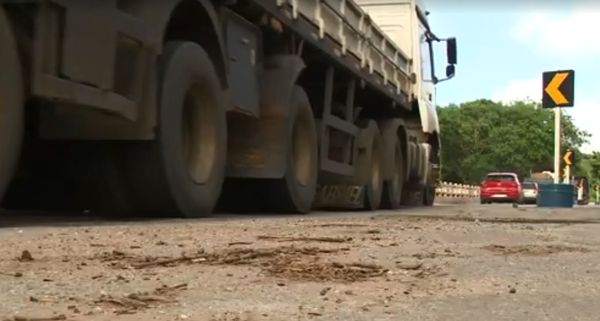 Há cerca de 30 dias, foi feita uma interdição em meia pista da ponte. Segundo DER-ES, o trecho não apresenta risco ao motorista.