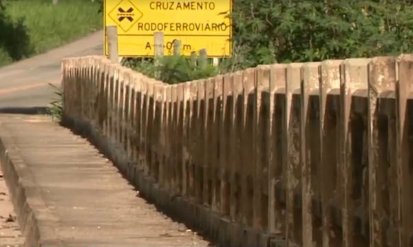 Há cerca de 30 dias, foi feita uma interdição em meia pista da ponte. Segundo DER-ES, o trecho não apresenta risco ao motorista.