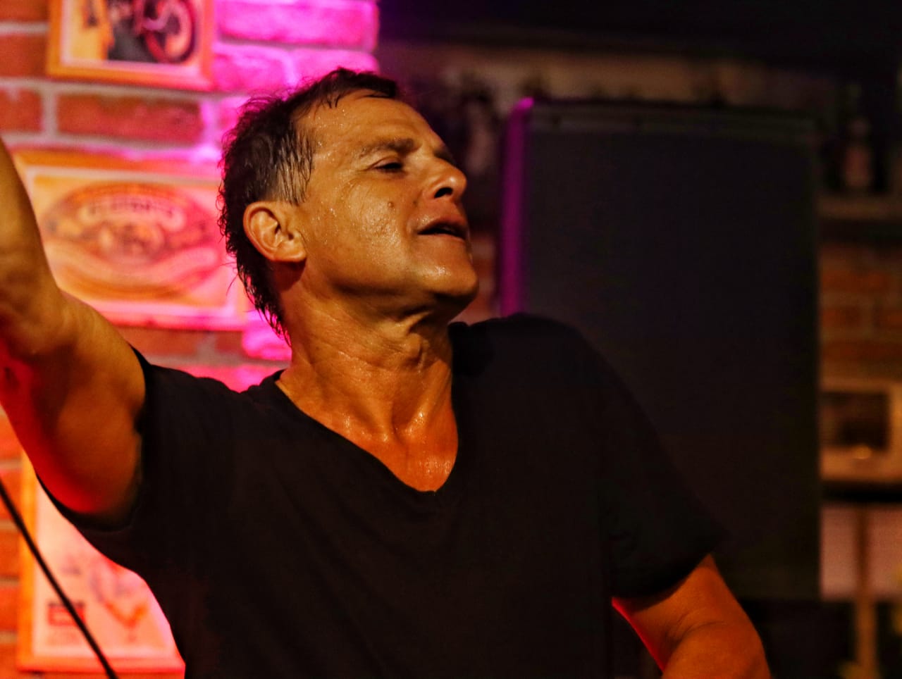 O cantor Sylvinho Blau-Blau em noite de apresentação em bar da Barra da Tijuca, no Rio de Janeiro