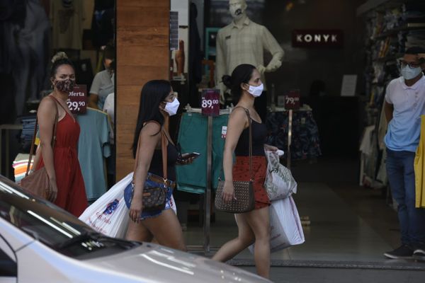 Sacolas e máscaras na Black Friday do comércio de rua da Glória, em Vila Velha por Carlos Alberto Silva
