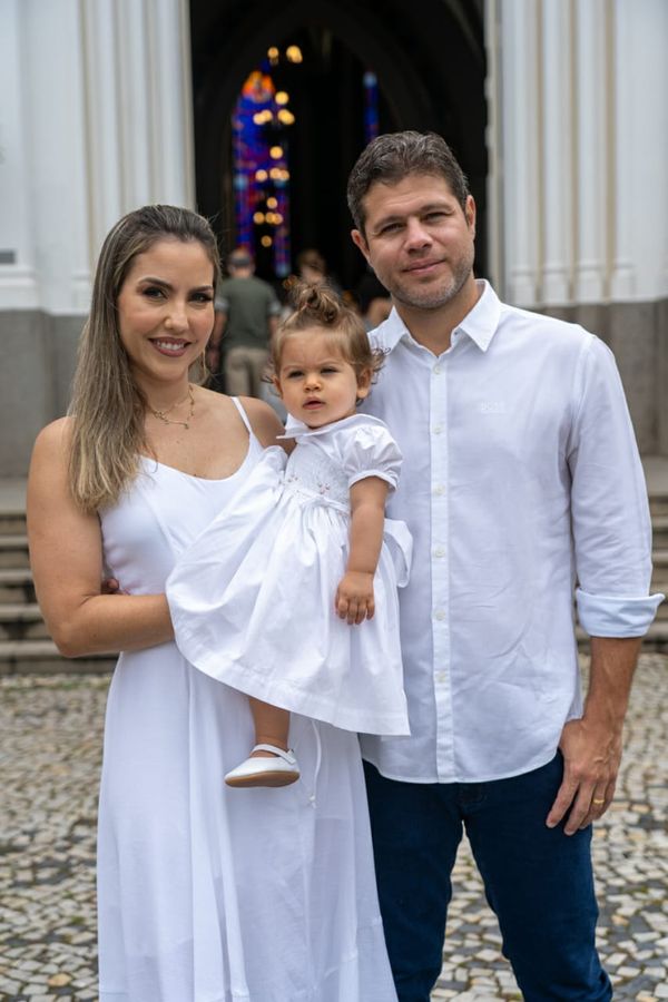Tatiane Peterle e Luciano Motta: no batizado de Maitê, na Catedral Metropolitana de Vitória
