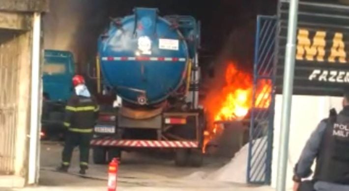 Bombeiros foram acionados para combater as chamas que rapidamente se alastraram pelo imóvel. Apesar do susto, não houve feridos