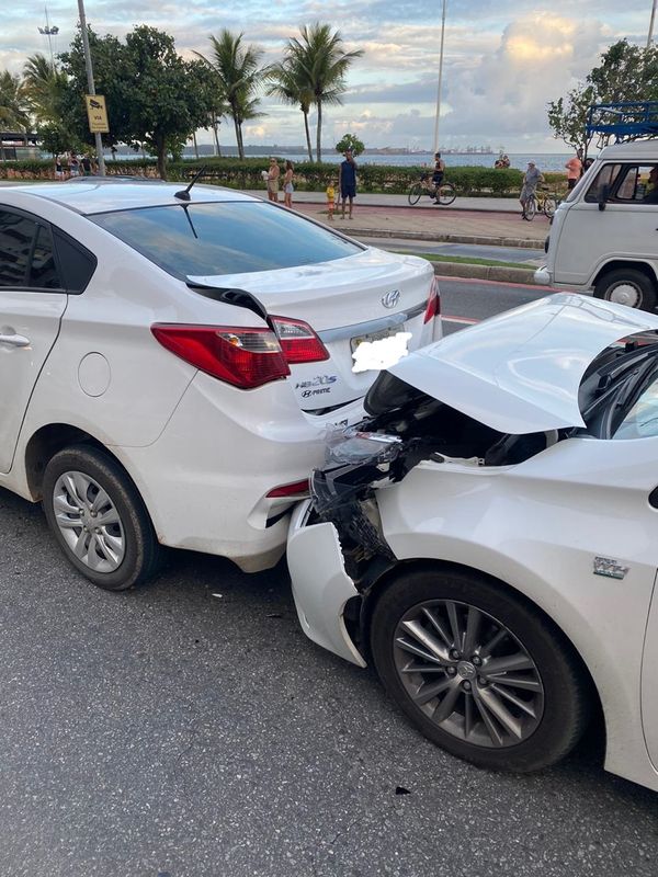 Engavetamento com seis veículos na Av. Dante Michelini, na orla de Camburi, em Vitória por Carol Monteiro
