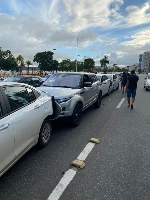 Engavetamento com seis veículos na Av. Dante Michelini, na orla de Camburi, em Vitória por Carol Monteiro
