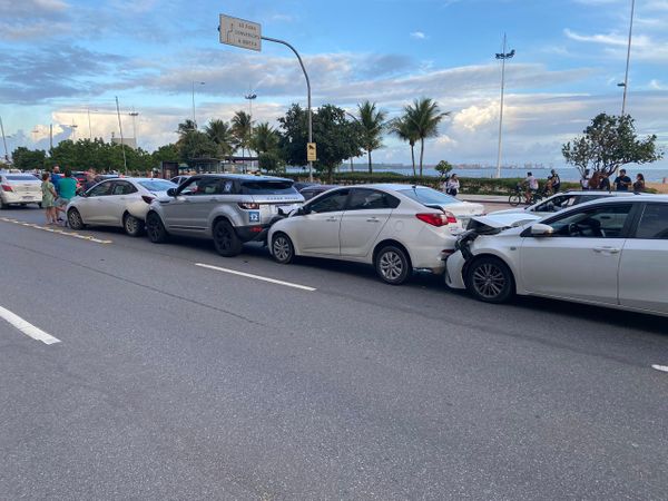 Engavetamento com seis veículos na Av. Dante Michelini, na orla de Camburi, em Vitória por Carol Monteiro