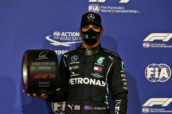 Lewis Hamilton ganhou outro prêmio Pirelli Pole Position com o melhor tempo nos treinos do GP do Bahrein