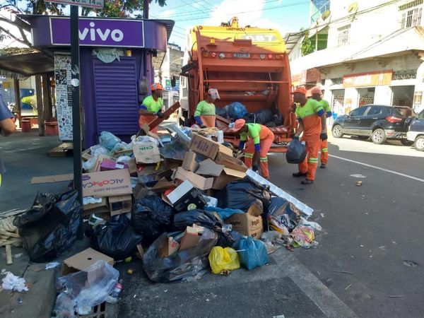 Lixo começa a ser coletado em Vitória, mas fica parado na empresa de coleta