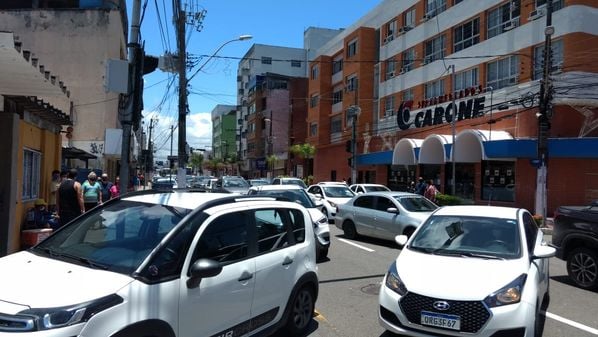Motoristas devem ficar atentos a papel colado nos vidros dos carros; administração informa que as infrações emitidas pelas Guarda Municipal são enviadas para a residência do condutor