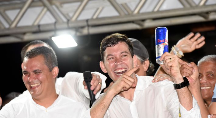 Após candidato eleito posar com lata de energético durante vitória no segundo turno em Vila Velha, debate sobre os perigos do consumo de bebidas estimulantes volta à cena