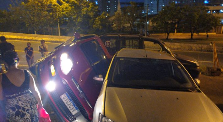 O Fiat Punto seguia pela pista lateral da BR 262, quando um pneu estourou. Descontrolado, o carro acabou batendo em outros três veículos estacionados nas imediações do comitê da candidata do PT