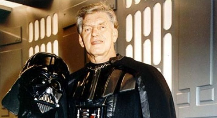 O fisiculturista além de ator britânico, David Prowse tinha 85 anos e interpretou o vilão na trilogia original do clássico. A causa da morte não foi informada