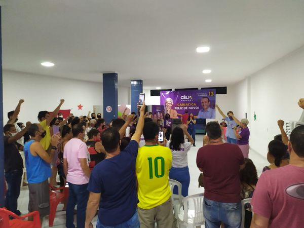 A candidata derrotada à prefeitura de Cariacica, Célia Tavares, discursa para apoiadores