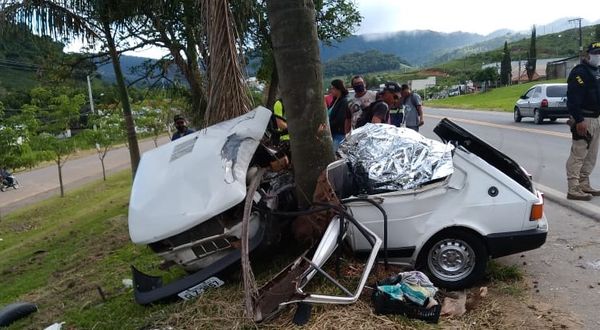 De acordo com a Polícia Rodoviária Federal (PRF), um carro, modelo Fiat Spazio, saiu da pista e colidiu com uma árvore