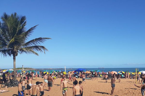 Aglomeração na Praia da Costa, na tarde deste domingo de eleição