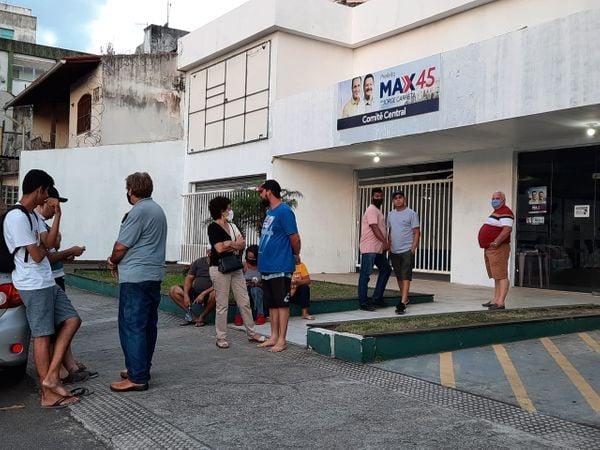 Apoiadores de Max Filho se reuniram em frente ao Comitê Central, em Vila Velha