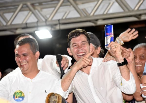 Arnaldinho Borgo comemora com a bebida Red Bull sua vitória ao cargo de prefeito de Vila Velha. Durante a campanha Max Filho, candidato a reeleição derrotado, chamou Arnaldinho  de candidato Red Bull 