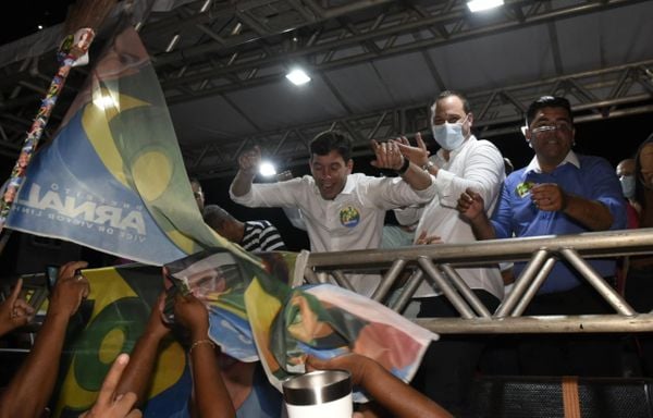 Arnaldinho Borgo comemorando a vitória nas urnas     por Carlos Alberto Silva    