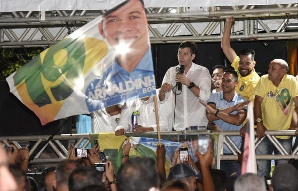 Arnaldinho Borgo comemorando a vitória nas urnas     por Carlos Alberto Silva    