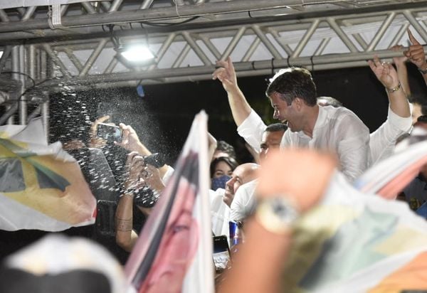 Arnaldinho Borgo comemorando a vitória nas urnas     por Carlos Alberto Silva    