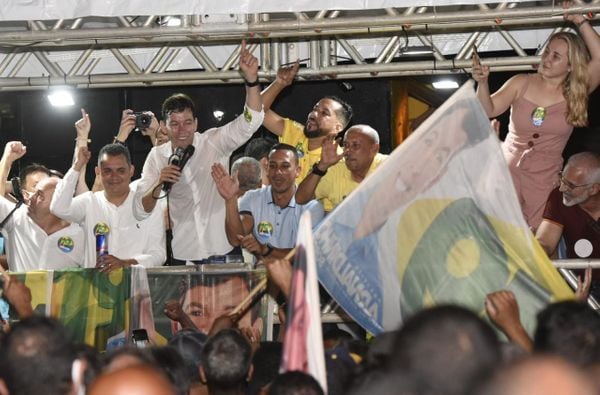 Arnaldinho Borgo comemorando a vitória nas urnas     por Carlos Alberto Silva    