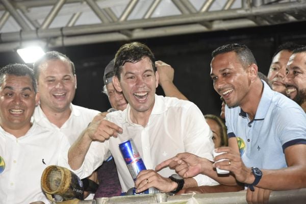 Arnaldinho Borgo comemorando a vitória nas urnas   por Carlos Alberto Silva  