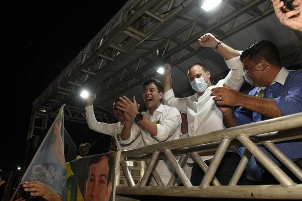 Arnaldinho Borgo comemorando a vitória nas urnas  por Carlos Alberto Silva 