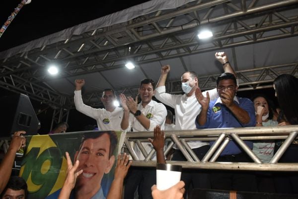 Arnaldinho Borgo comemorando a vitória nas urnas  por Carlos Alberto Silva 
