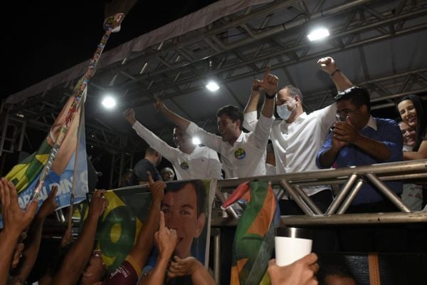 Arnaldinho Borgo comemorando a vitória nas urnas  por Carlos Alberto Silva 