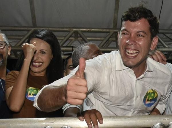 Arnaldinho Borgo comemorando a vitória nas urnas  por Carlos Alberto Silva 