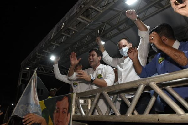 Arnaldinho Borgo comemorando a vitória nas urnas por Carlos Alberto Silva