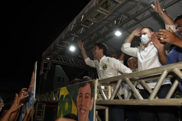Arnaldinho Borgo comemorando a vitória nas urnas por Carlos Alberto Silva