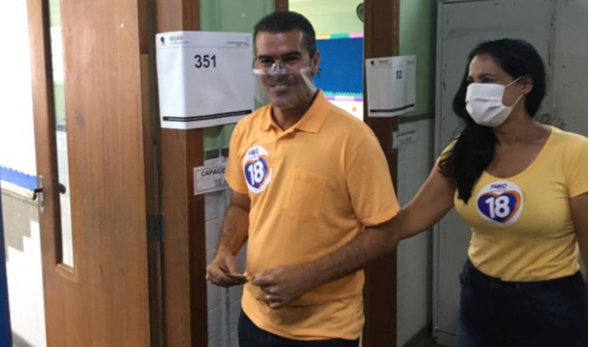 Candidato à Prefeitura da Serra Fábio Duarte votou nesta manhã em Pitanga. Crédito: Vinícius Viana