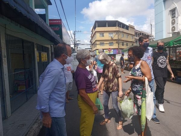 Célia Tavares (PT) cumprimenta apoiadores de Nova Brasília, em Cariacica. por Maria Fernanda Conti