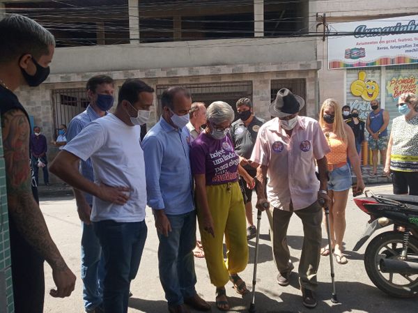 Célia Tavares (PT), seu pai de 93 anos e o deputado federal Hélder Salomão no bairro Nova Brasília, em Cariacica. por Maria Fernanda Conti