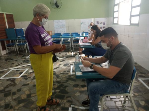 Célia Tavares (PT) votou na escola EEEF José Maria Ferreira, no bairro Nova Brasília, em Cariacica.  por Maria Fernanda Conti