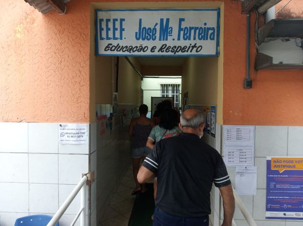 Célia Tavares (PT) votou na escola EEEF José Maria Ferreira, no bairro Nova Brasília, em Cariacica.  por Maria Fernanda Conti 