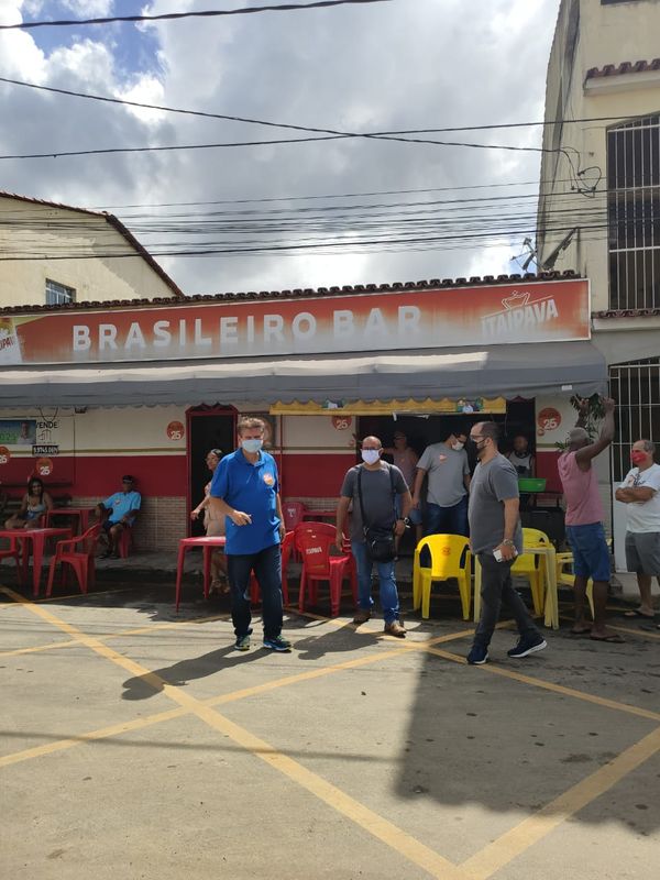 Euclério Sampaio (DEM), antes de entrar na escola, parou no bar para cumprimentar a comunidade. "Aqui é minha casa, passei minha vida toda aqui. Tenho confiança. Com humildade fui recebido de braços abertos. Estou muito confiante".  por Isabella Arruda