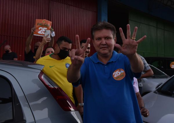 Euclério Sampaio (DEM) chegando ao comitê após a confirmação da vitória em Cariacica por Fernando Madeira