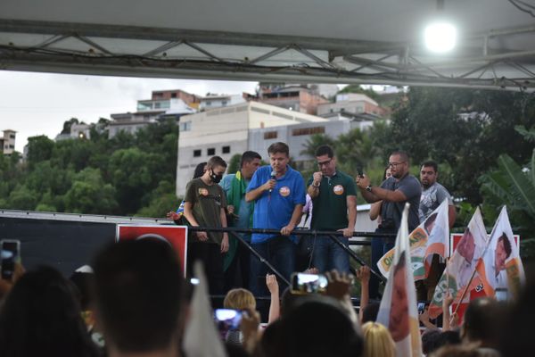Euclério Sampaio (DEM) discurso em cima de trio para apoiadores após confirmação da vitória em Cariacica por Fernando Madeira