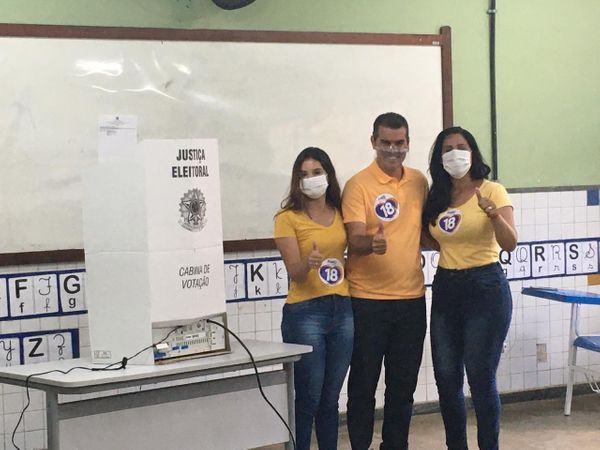 Fabio (Rede) junto de esposa e filha após votar por Vinícius Viana 