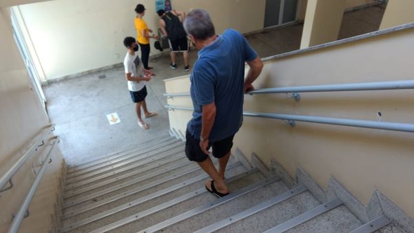 Flávio Quinto teve dificuldades para votar no Colégio Marista, em Vila Velha. Seção de votação, localizada no segundo andar do prédio, fez com que o idoso tivesse dificuldades para subir e descer a escadaria.