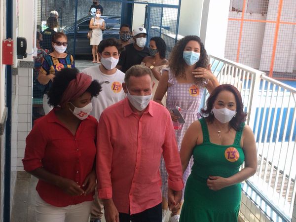 João Coser (PT) vota em Vitória.