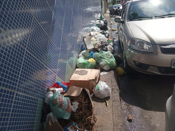Lixo acumulado nos arredores do EEEF José Maria Ferreira, no bairro Nova Brasília, em Cariacica.