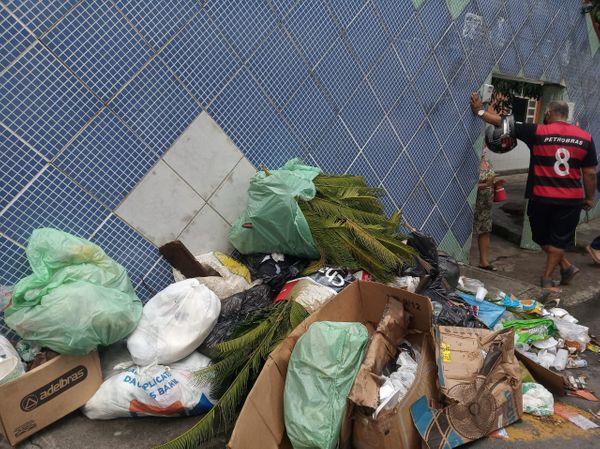 Lixo acumulado nos arredores do EEEF José Maria Ferreira, no bairro Nova Brasília, em Cariacica.