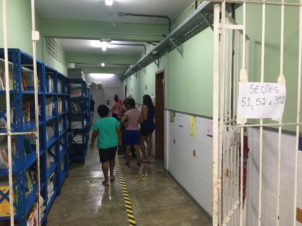 Manhã de votação tranquila na escola Judith Leão Castello Ribeiro, em Pitanga, na Serra. Poucas filas e tempo de votação bem rápido entre os eleitores.