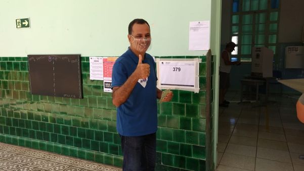 Max Filho (PSDB) vota na manhã deste domingo (29) no Colégio Marista, na região central de Vila Velha. 