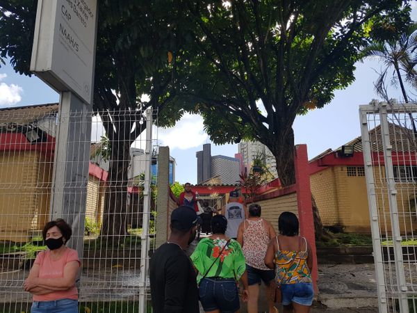 Movimentação de eleitores começa a aumentar em alguns locais de votação de Vitória. Em uma escola na Praia do Suá, apesar de não haver longas filas, eleitores comparecem em maior número.